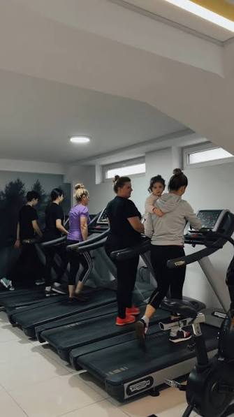 ljudi na traci za trcanje